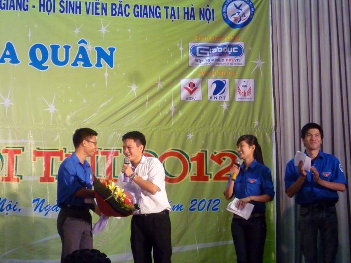 Tỉnh Đoàn Bắc Giang trao tặng số tiền hỗ trợ 30.000.000 đồng cho chương trình "Em tôi đi thi" năm 2012